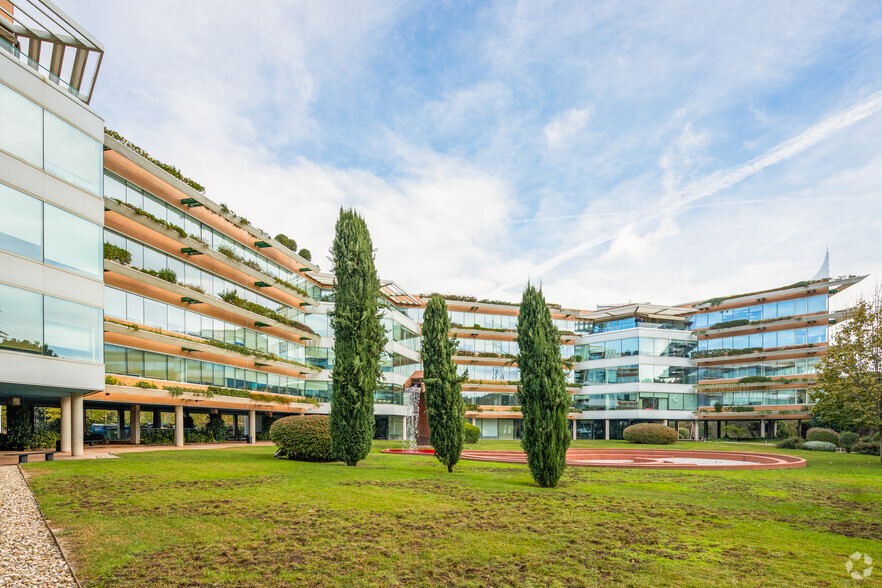 Avinguda Alcalde Barnils, 68, Sant Cugat del Vallès, Barcelona à louer - Photo de l’immeuble – Image 3 sur 4