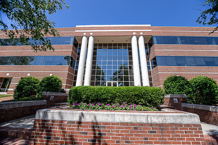 6320 Quadrangle Dr, Chapel Hill, NC à louer - Photo de l’immeuble – Image 2 sur 6