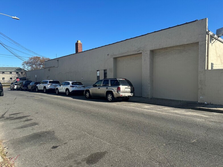 333 Hempstead Tpke, Elmont, NY à vendre - Photo de l’immeuble – Image 2 sur 4