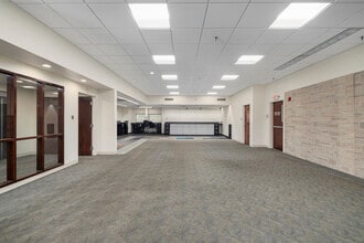 999 S Broadway, East Providence, RI à vendre Photo intérieure– Image 2 sur 12