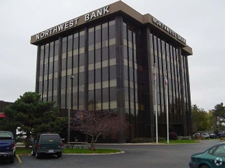 2550 Middle Rd, Bettendorf, IA à louer - Photo de l’immeuble – Image 2 sur 9