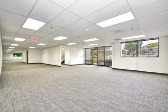 132 Business Center Dr, Corona, CA à louer Photo intérieure– Image 2 sur 11