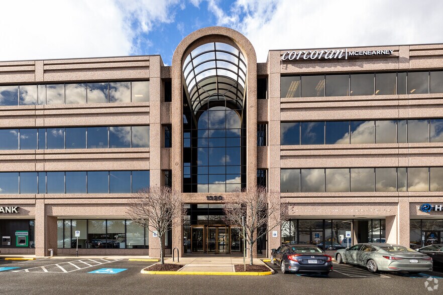 1320 Old Chain Bridge Rd, McLean, VA à louer - Photo de l’immeuble – Image 3 sur 14