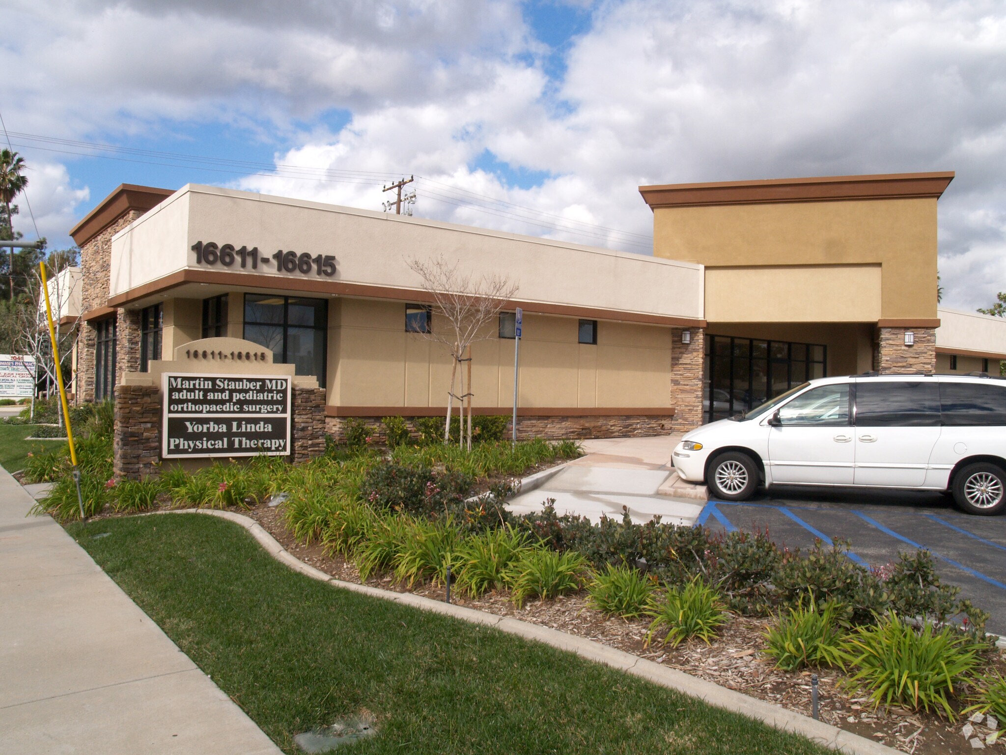 16611 E Yorba Linda Blvd, Yorba Linda, CA à louer Photo principale– Image 1 sur 4