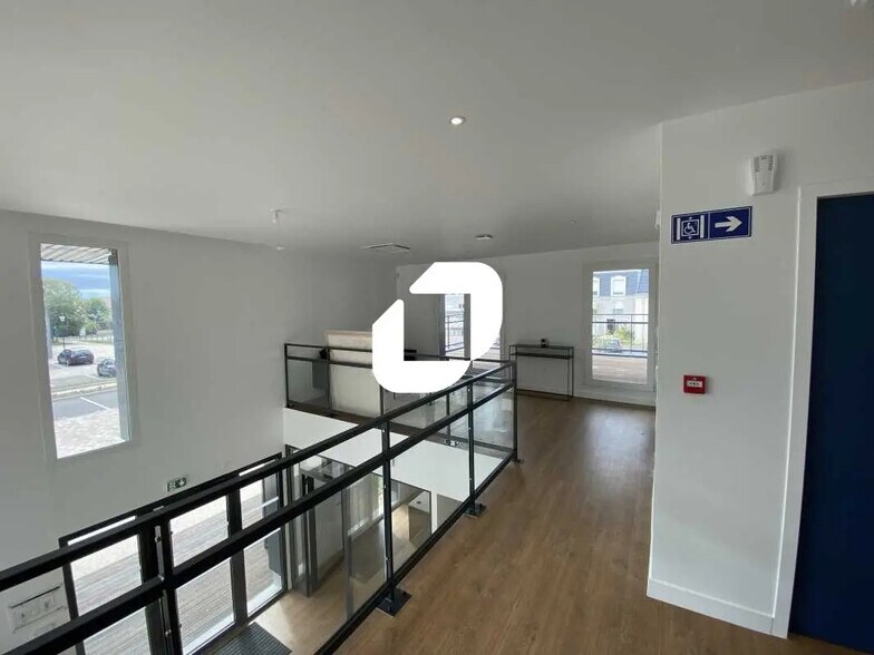 Bureau dans Vauréal à louer - Photo de l’immeuble – Image 3 sur 11