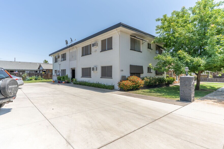 219 S 2nd Ave, Oakdale, CA à vendre - Photo principale – Image 2 sur 12
