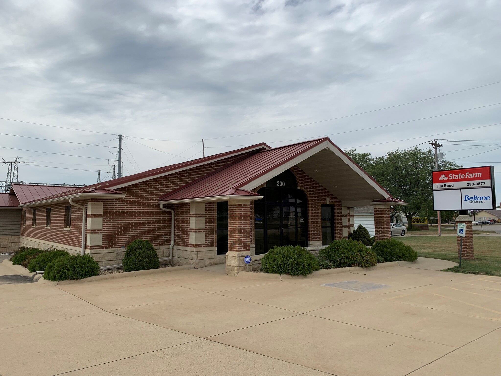 300 Rock Island Rd, Oelwein, IA à louer Photo de l’immeuble– Image 1 sur 9