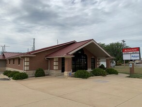 300 Rock Island Rd, Oelwein, IA à louer Photo de l’immeuble– Image 1 sur 9