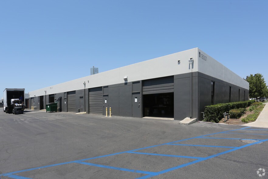 18007 Sky Park Cir, Irvine, CA à louer - Photo de l’immeuble – Image 2 sur 2