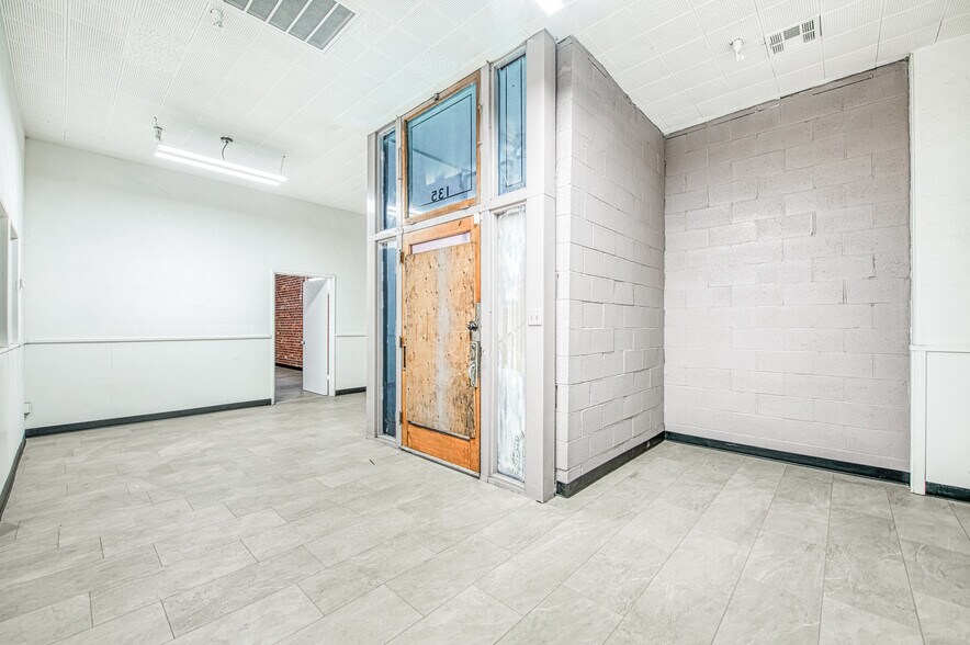 135 Van Ness Ave, Fresno, CA à louer - Hall d’entrée – Image 2 sur 28