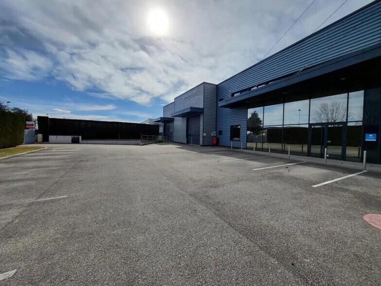 Local d’activités dans Saint-Quentin-Fallavier à louer - Photo de l’immeuble – Image 1 sur 7