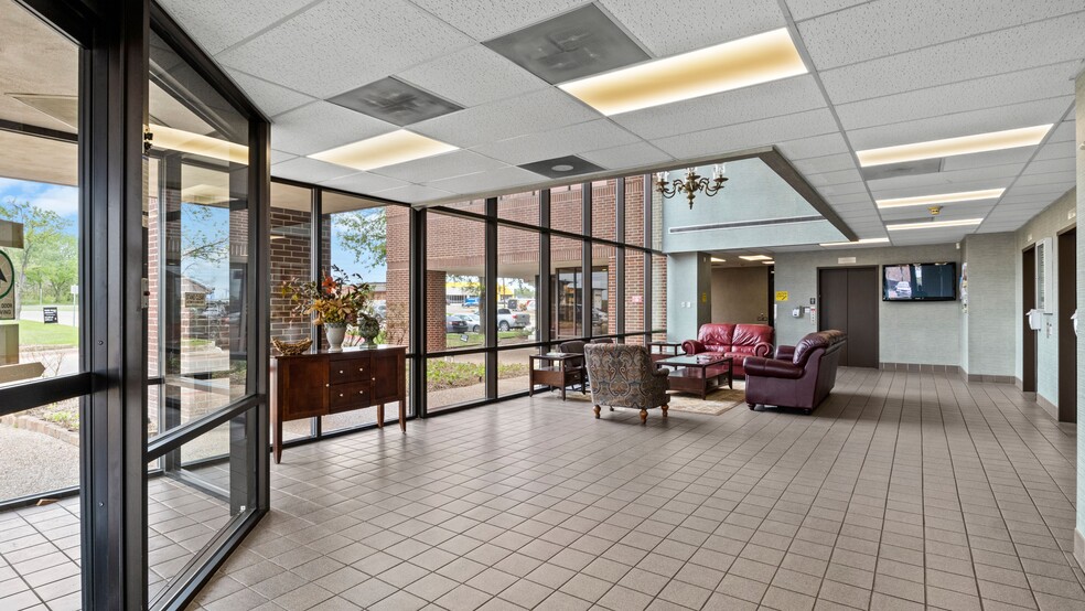 600 E Taylor St, Sherman, TX à louer - Hall d’entrée – Image 3 sur 12