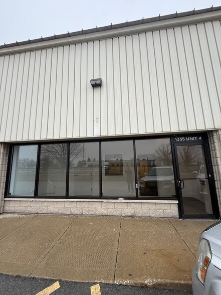 1335 Lakeside Dr, Romeoville, IL à louer - Photo de l’immeuble – Image 2 sur 2