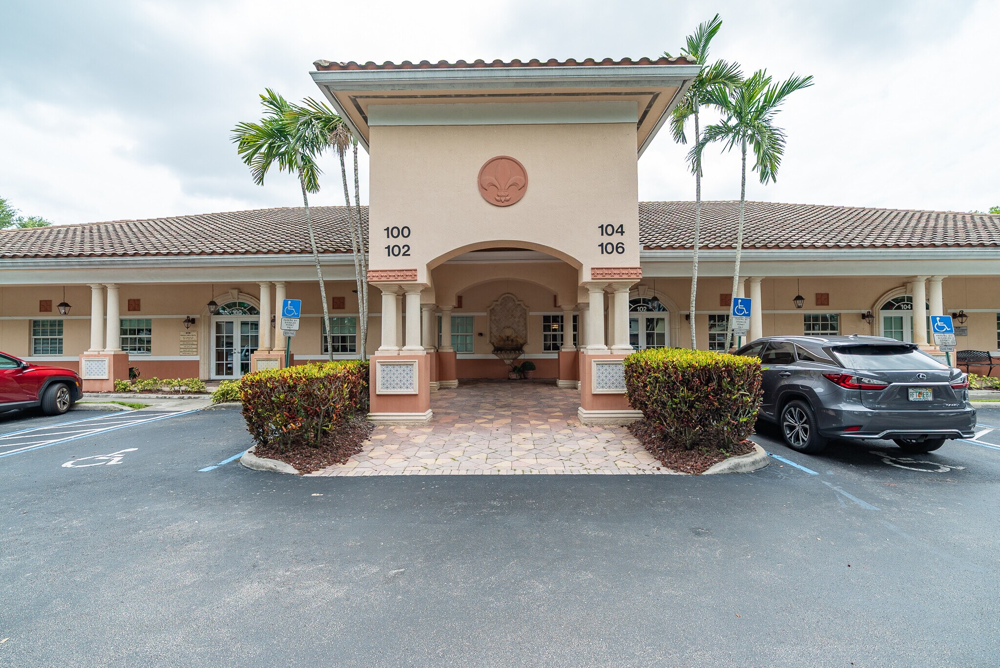 102 NW 100th Ave, Plantation, FL à vendre Photo de l’immeuble– Image 1 sur 28