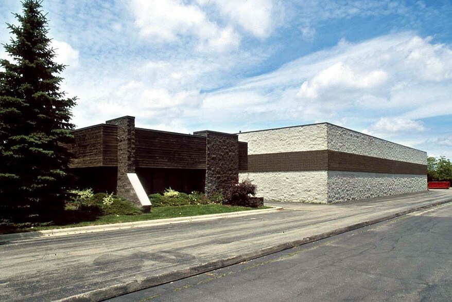 36010 Industrial Rd, Livonia, MI à vendre - Photo de l’immeuble – Image 2 sur 3