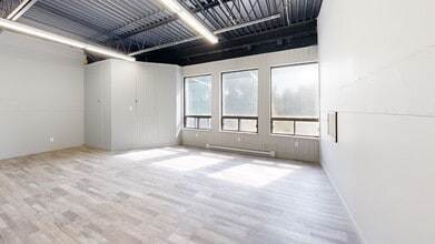 9681-9725 Rue Clément, Montréal, QC à louer Numérisation 3D Matterport– Image 1 sur 5