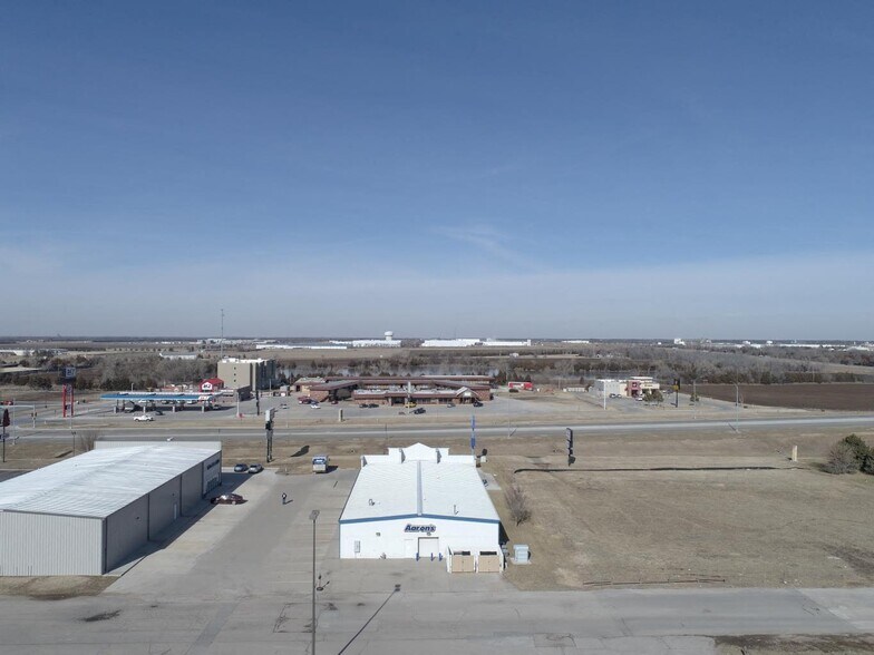 2210 E Kansas Ave, Mcpherson, KS à louer - Photo de l’immeuble – Image 3 sur 5