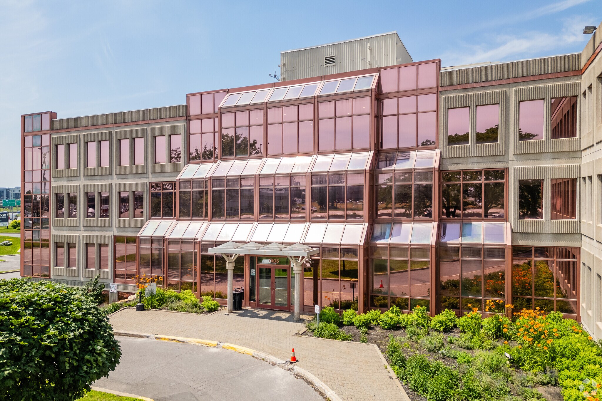 7405 Rte Transcanadienne, Montréal, QC à louer Photo principale– Image 1 sur 11