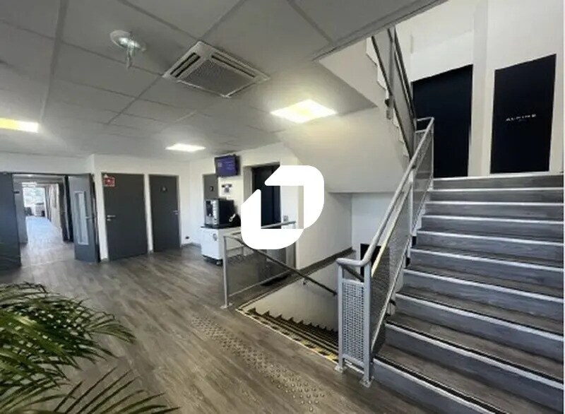 Local d’activités dans Les Ulis à louer - Photo de l’immeuble – Image 2 sur 9