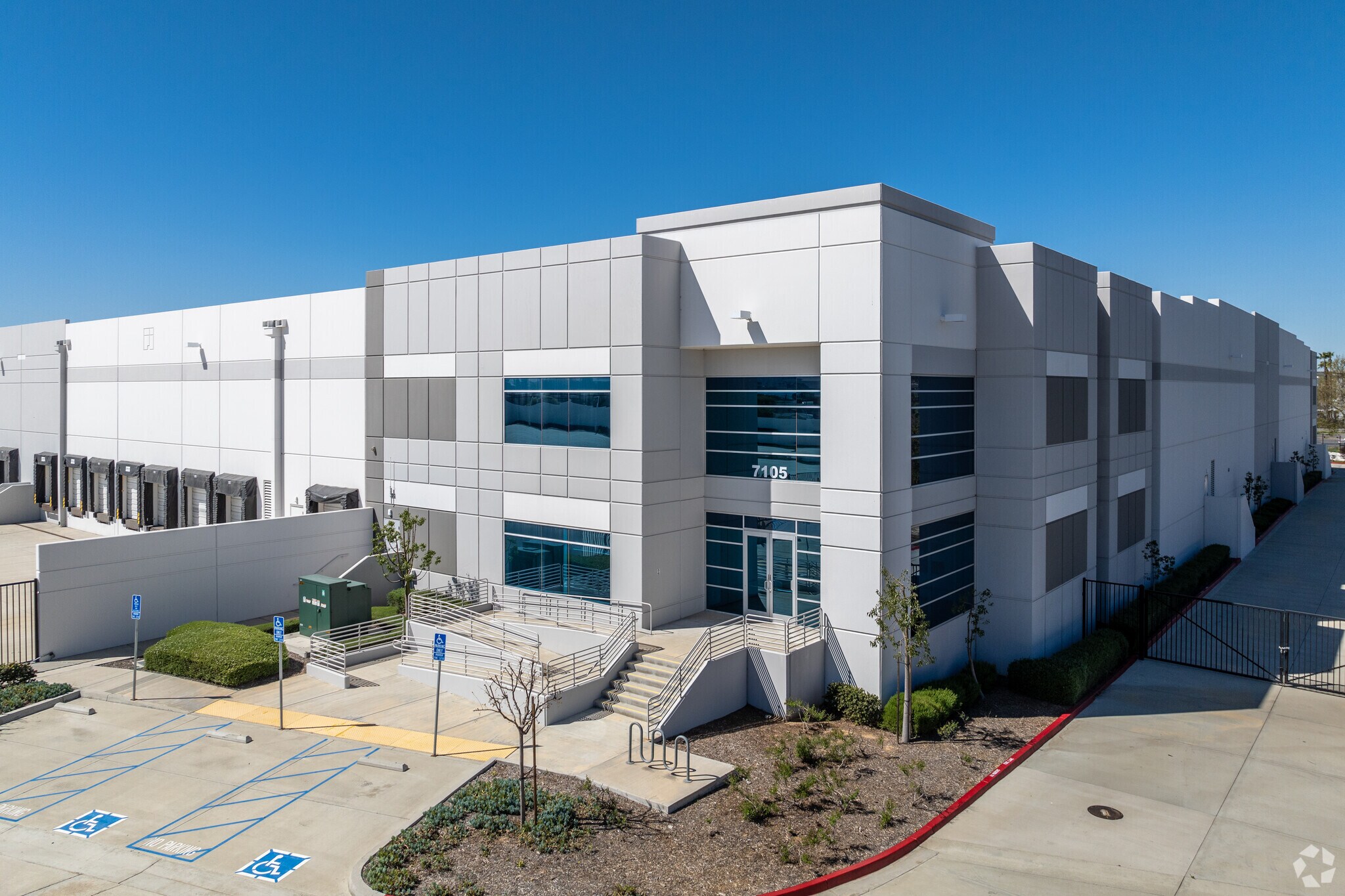 7105 Old 215 Frontage Rd, Riverside, CA à louer Photo de l’immeuble– Image 1 sur 7