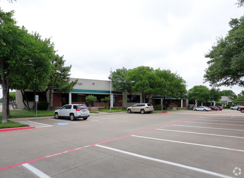 400 W Bethany Dr, Allen, TX à louer - Photo de l’immeuble – Image 2 sur 2