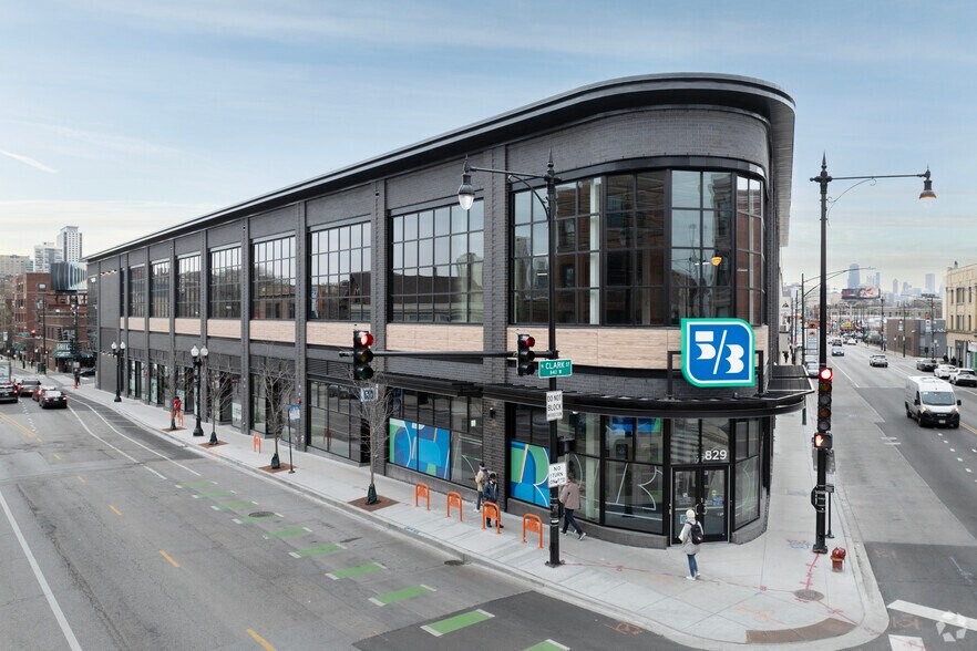 829 W Belmont Ave, Chicago, IL à louer - Photo de l’immeuble – Image 2 sur 6