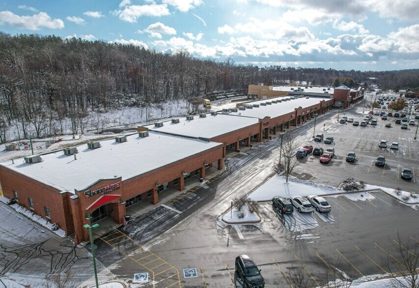 701 Meadowbrook Rd, Waukesha, WI à louer - Photo principale – Image 1 sur 14
