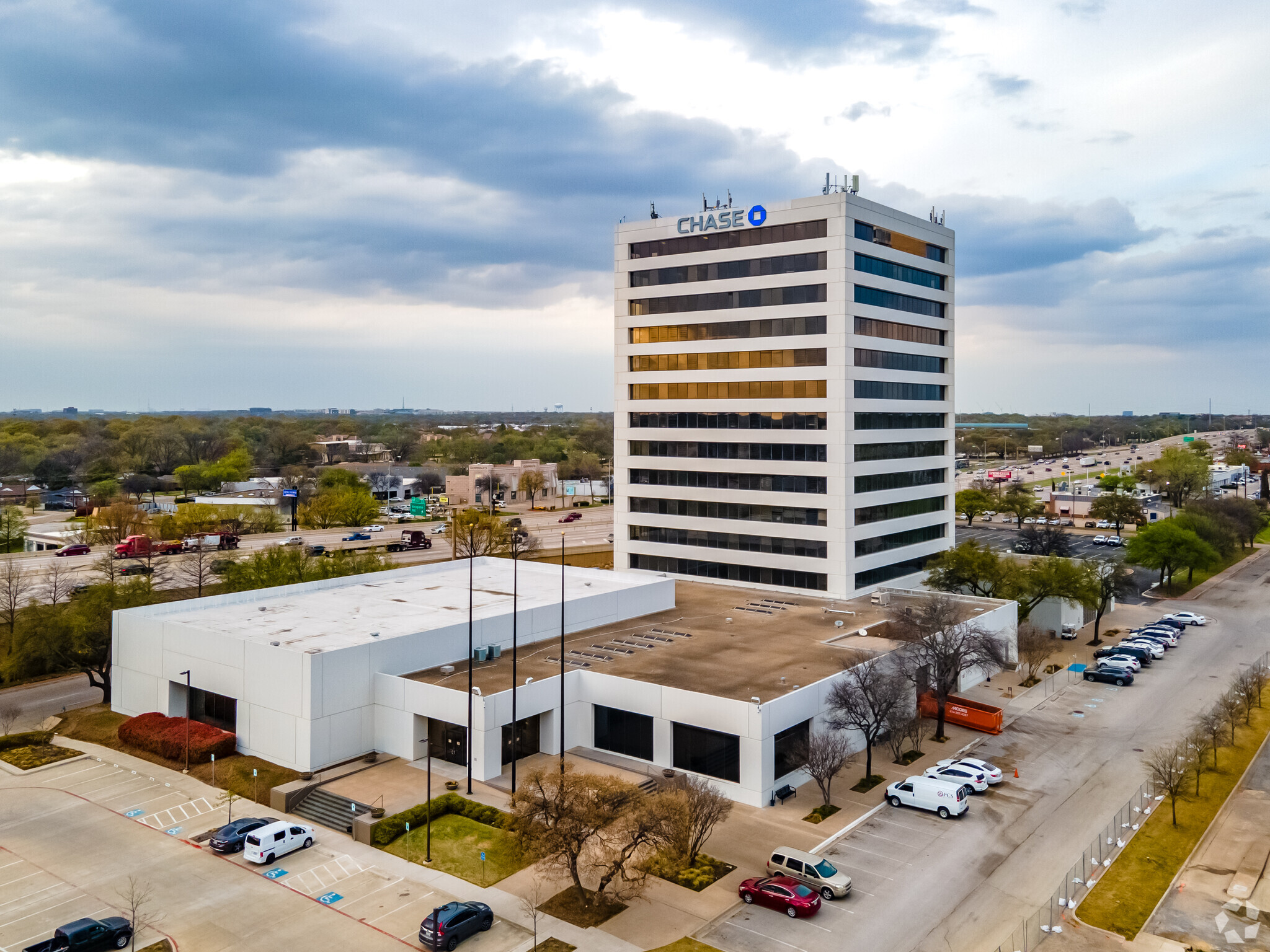 100 N Central Expy, Richardson, TX à louer Photo de l’immeuble– Image 1 sur 10