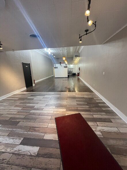 522 S Main St, Elkhart, IN à louer - Photo de l’immeuble – Image 1 sur 23