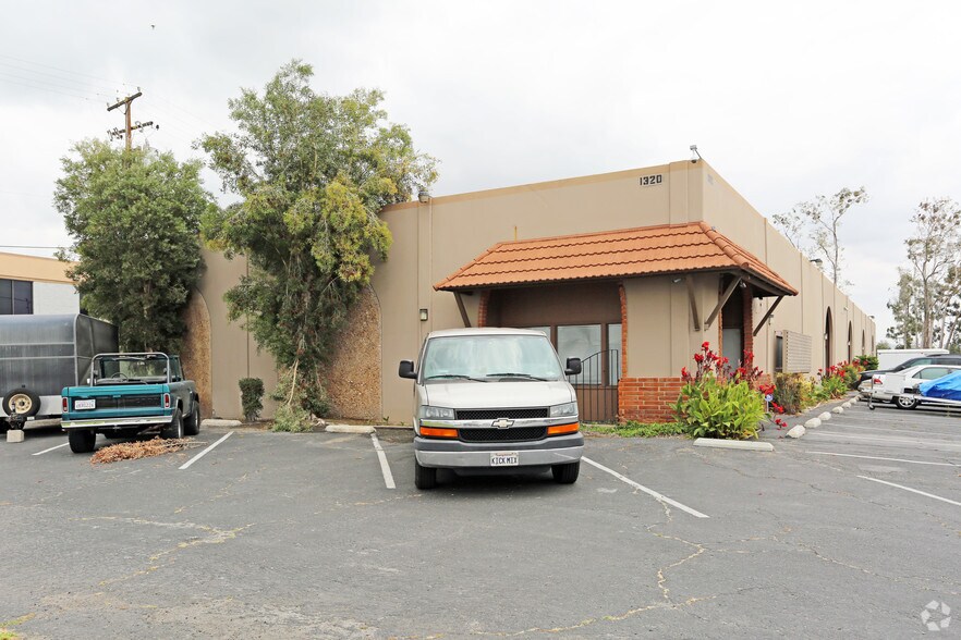 1320 N Miller St, Anaheim, CA à louer - Photo de l’immeuble – Image 2 sur 4