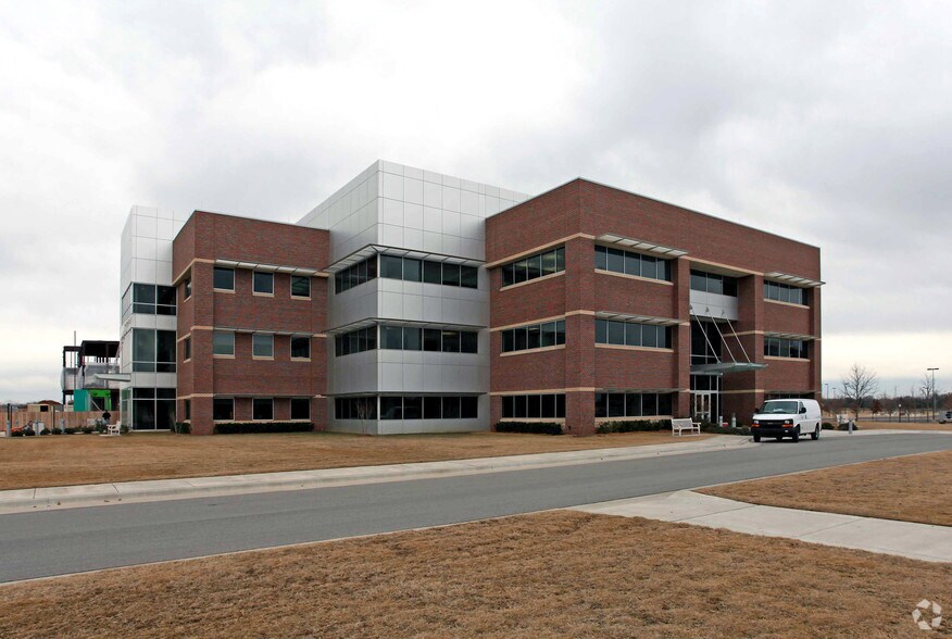 201 David L. Boren Blvd, Norman, OK à louer - Photo principale – Image 2 sur 7