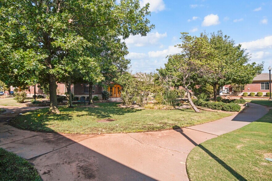 1006 24th Ave NW, Norman, OK à vendre - Photo de l’immeuble – Image 3 sur 58