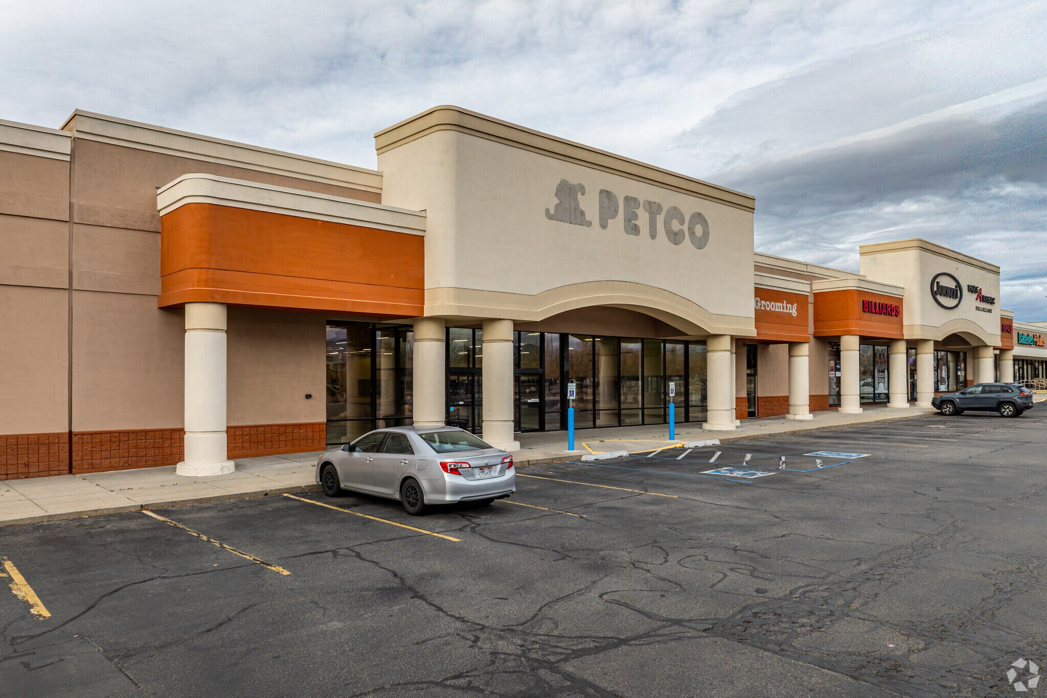 7000 S Redwood Rd, West Jordan, UT à louer Photo de l’immeuble– Image 1 sur 13