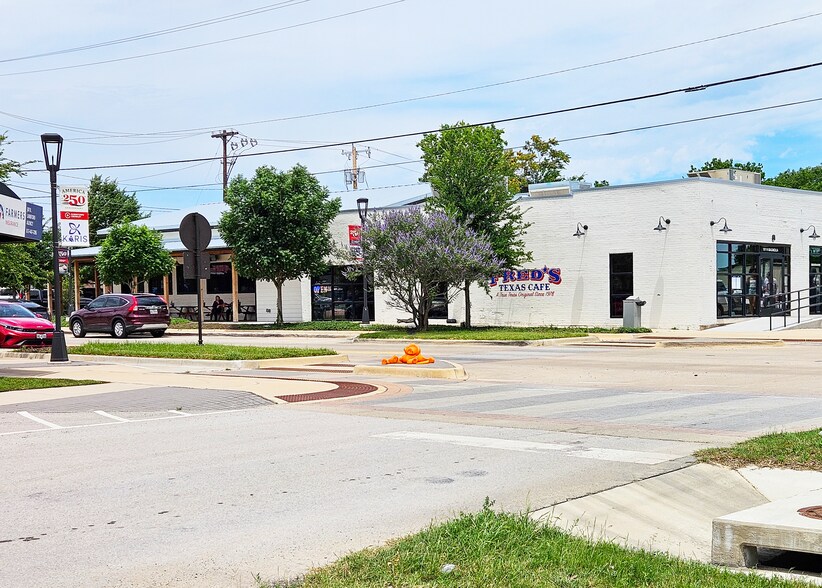 101 N Magnolia St, Crowley, TX à vendre - Photo de l’immeuble – Image 2 sur 4