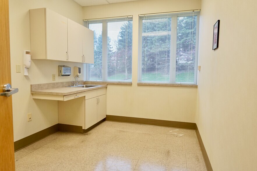 14200 Ridge Rd, North Royalton, OH à louer - Photo intérieure – Image 3 sur 17