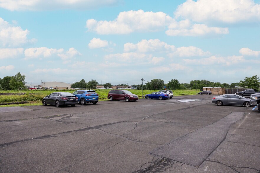 99 Newbold Rd, Fairless Hills, PA à louer - Photo de l’immeuble – Image 3 sur 20