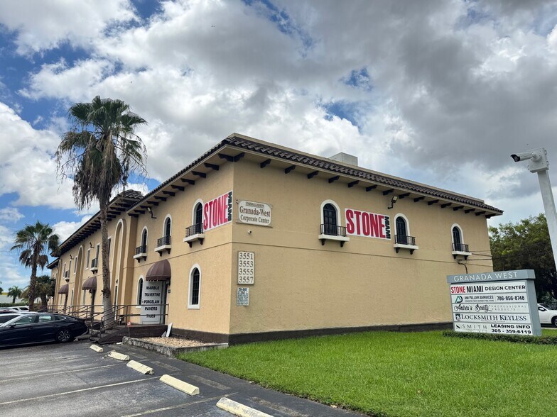 3551-3557 NW 79th Ave, Miami, FL à louer - Photo de l’immeuble – Image 3 sur 3