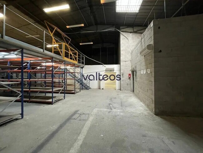 Plus de détails pour Local commercial, Local d'activités à louer