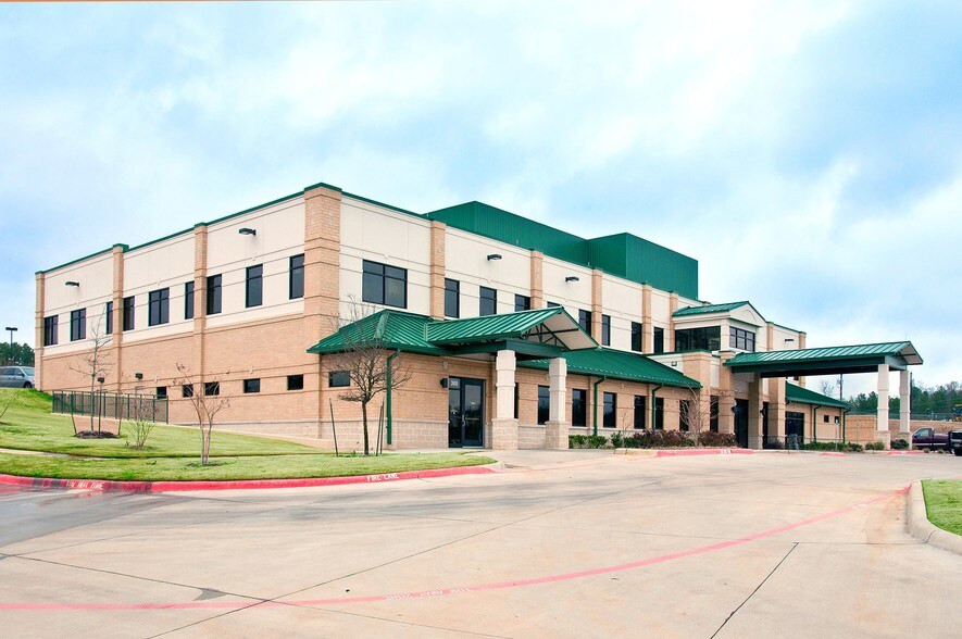 300 Willow Creek Pky, Palestine, TX à louer - Photo de l’immeuble – Image 3 sur 8