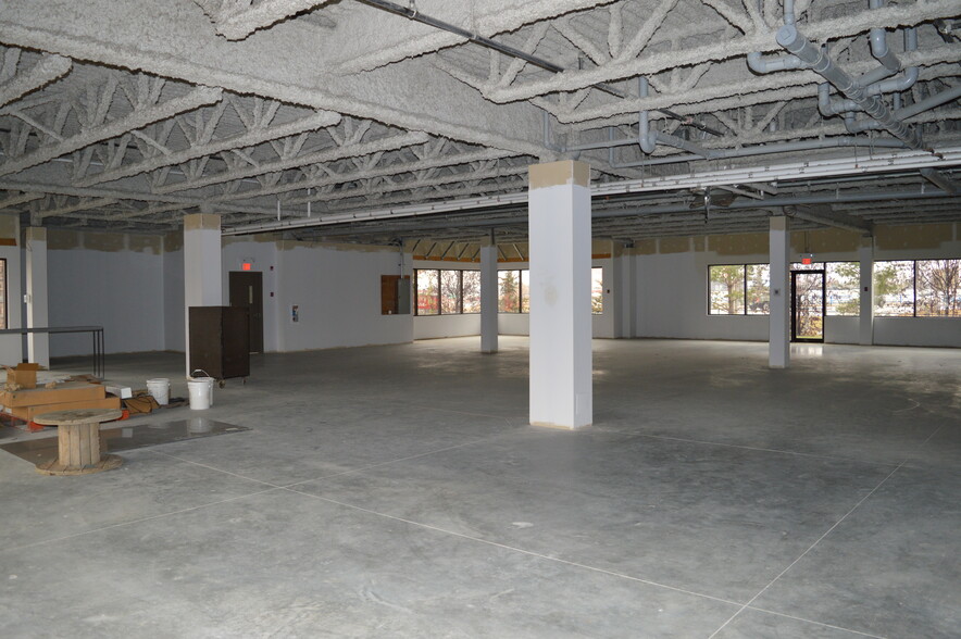 7633 50th St, Edmonton, AB à louer - Photo intérieure – Image 3 sur 4