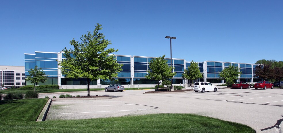 7702 Woodland Dr, Indianapolis, IN à louer - Photo de l’immeuble – Image 2 sur 4