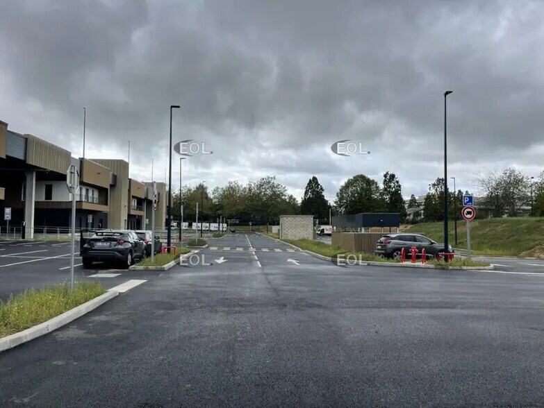 Local d’activités dans Élancourt à louer - Photo de l’immeuble – Image 3 sur 26