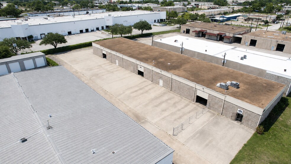 5121 Steadmont Dr, Houston, TX à louer - Photo de l’immeuble – Image 3 sur 12
