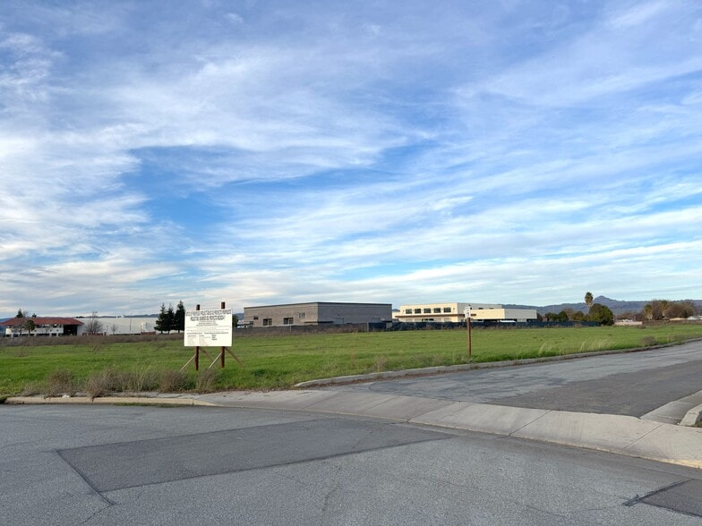 2101 Bert Dr, Hollister, CA à vendre - Photo de l’immeuble – Image 3 sur 7