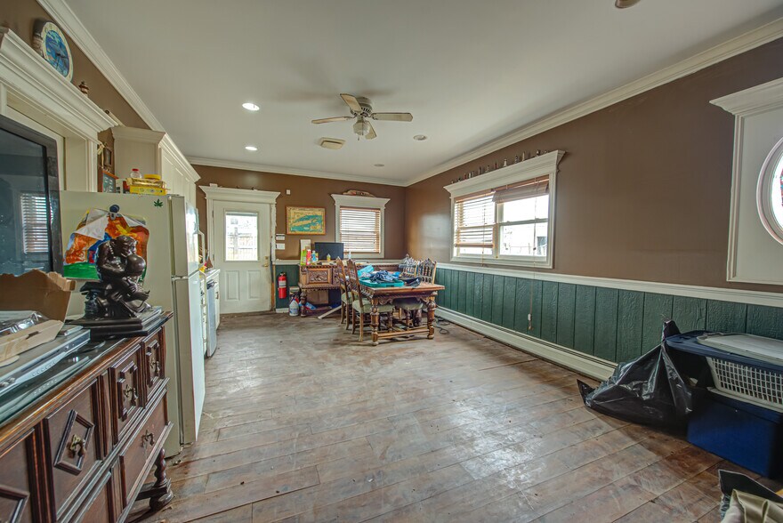 9 Degnon Blvd, Bay Shore, NY à vendre - Photo intérieure – Image 2 sur 20
