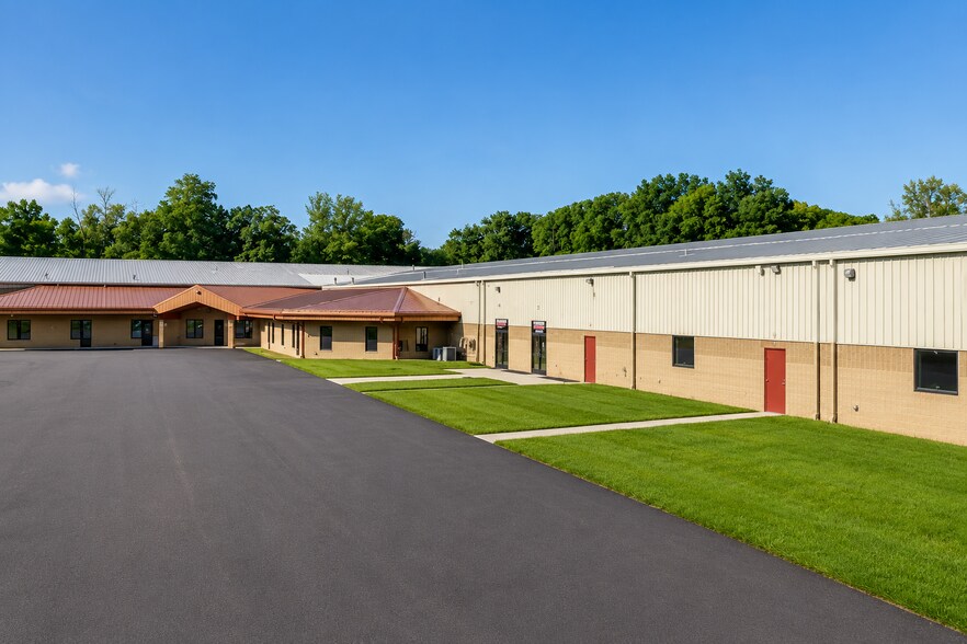10505 Plaza Dr, Whitmore Lake, MI à louer - Photo de l’immeuble – Image 2 sur 6