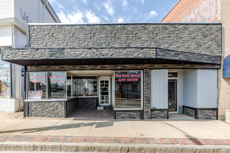 1243 Main St, West Warwick, RI à vendre - Photo principale – Image 1 sur 30