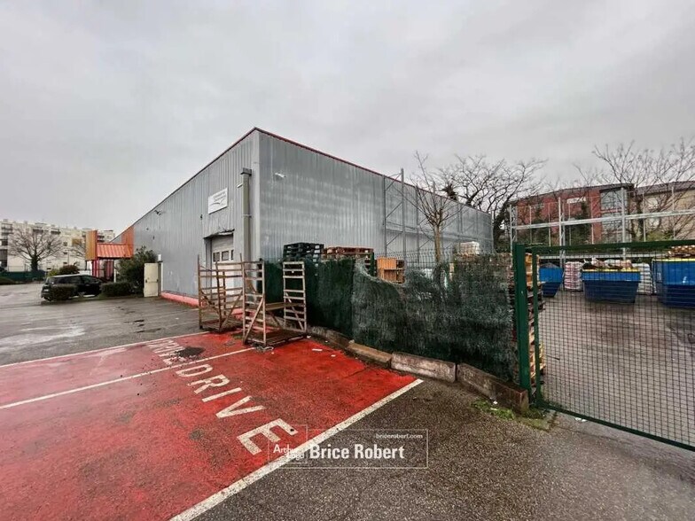 Local d’activités dans Saint-Priest à louer - Photo de l’immeuble – Image 2 sur 12