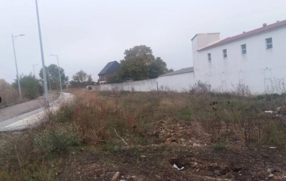 Terrain dans León, León à louer - Photo de l’immeuble – Image 1 sur 4