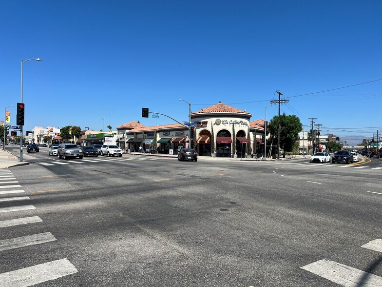 18501-18517 Ventura Blvd, Tarzana, CA à louer - Photo de l’immeuble – Image 1 sur 3